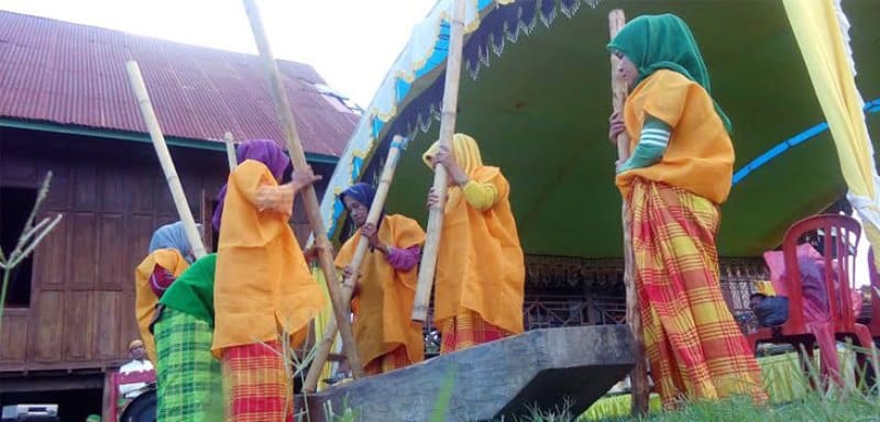 Mappadendang (Kegiatan menumbuk padi) oleh masyarakat Sulawesi Selatan[6]