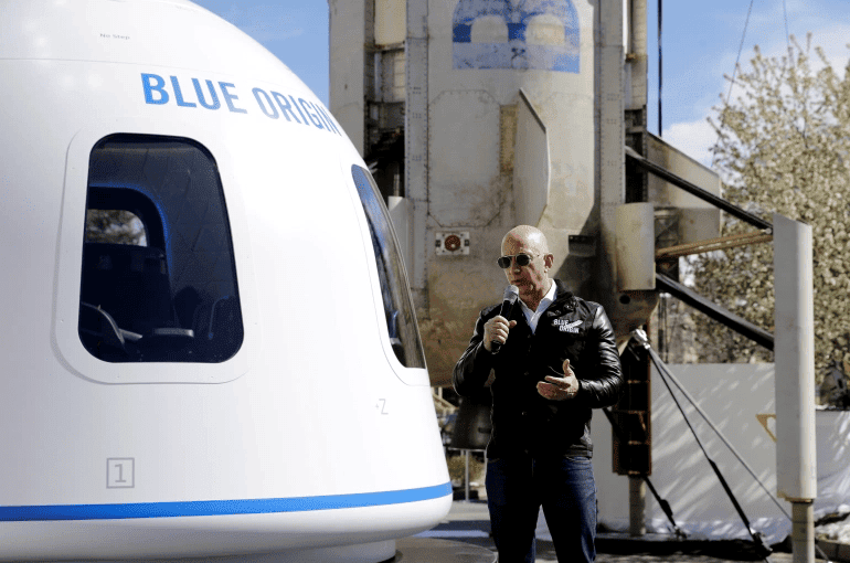 Jeff Bezos akan ikut ke luar angkasa
