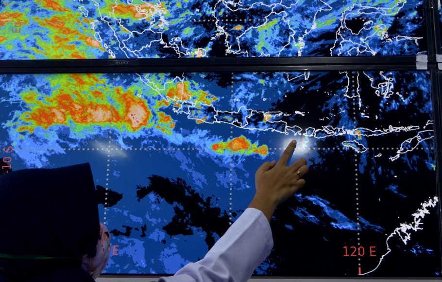 Petugas menunjukkan citra satelit Himawari