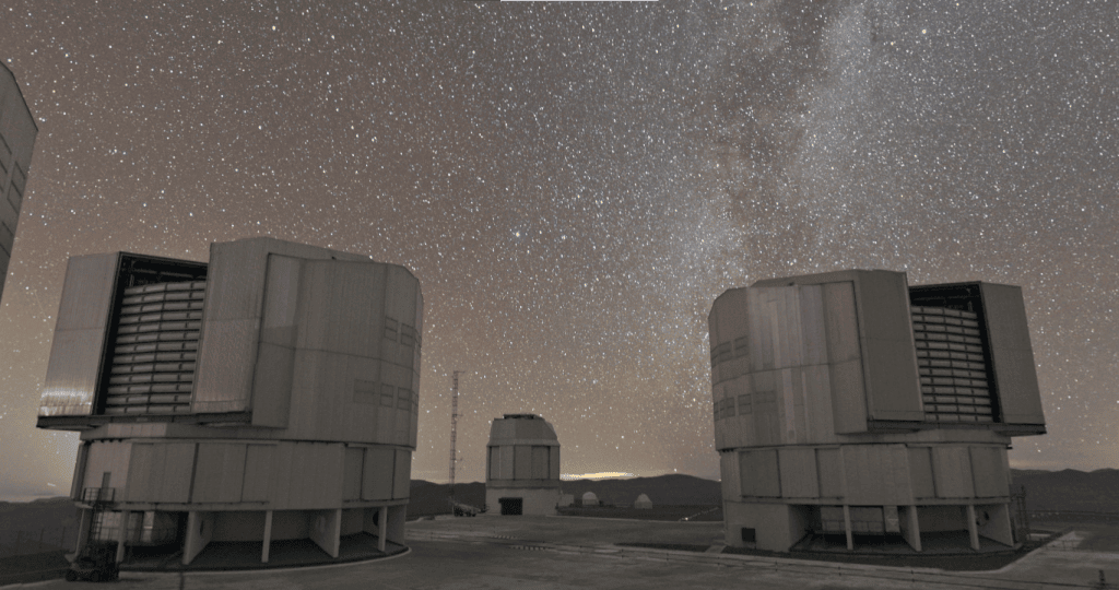 Beberapa unit VLT (Very Large Telescope) yang dimiliki ESO