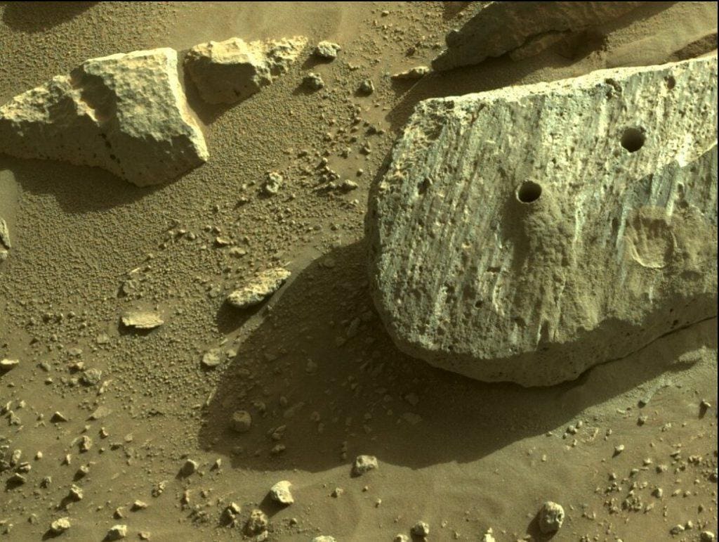 Batuan Mars 'Rochette' memiliki dua lubang hasil pengeboran Perseverance