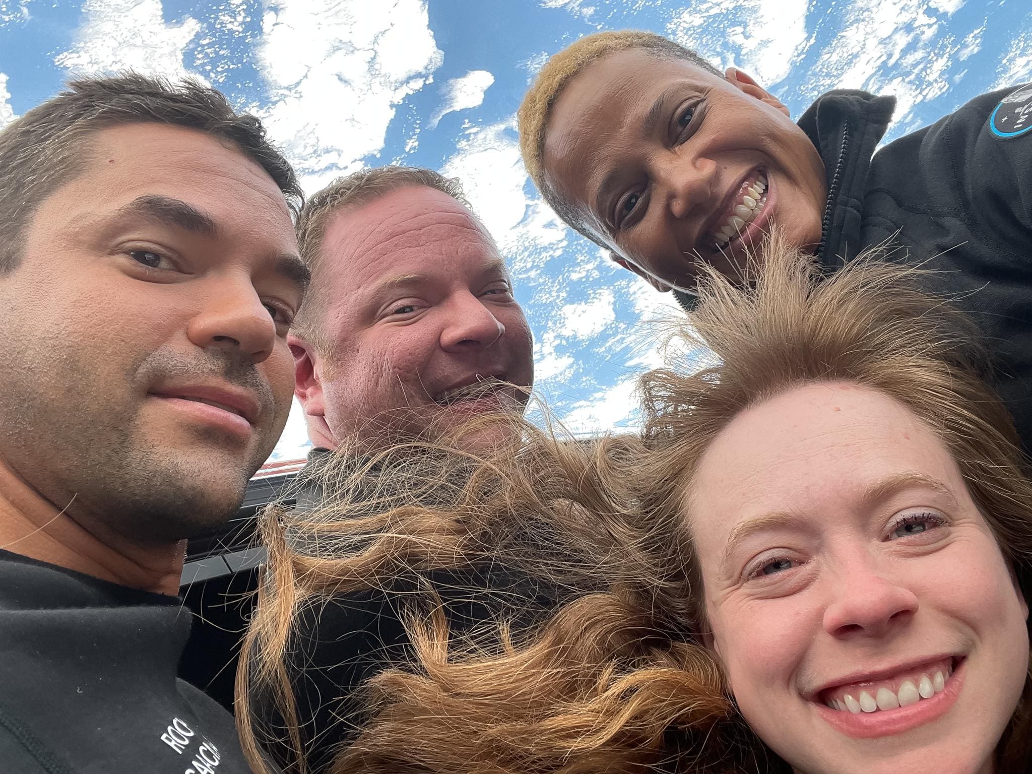 kru Inspiration4 wefie dengan pemandangan bumi dari cupola kapsul Dragon