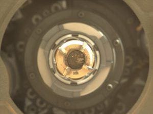Tabung terisi sampel hasil pengeboran batuan Mars oleh Rover Perseverance