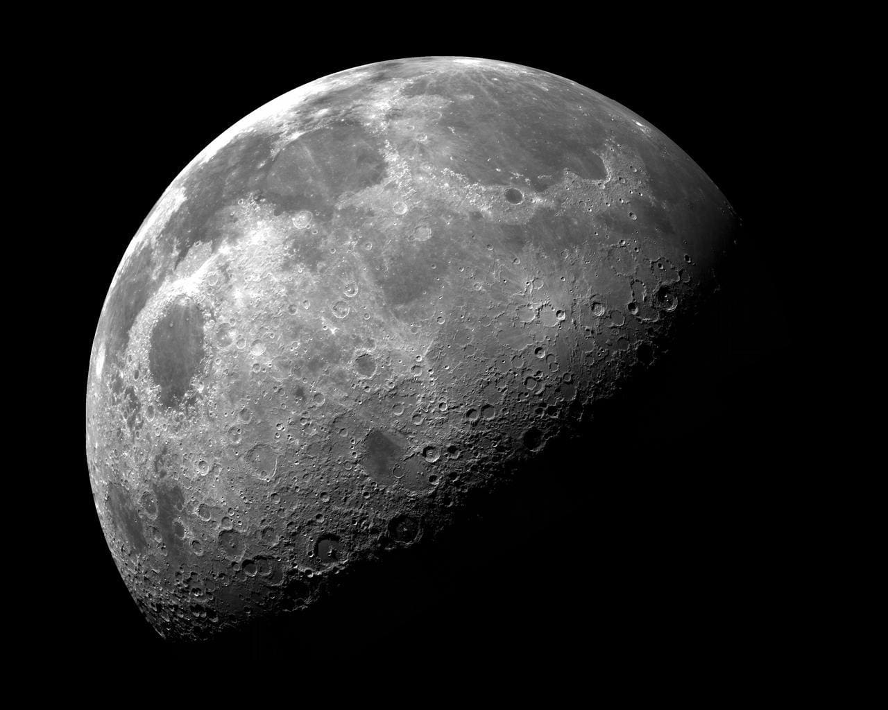 Bulan, satelit alami Bumi yang memiliki banyak manfaat bagi manusia.