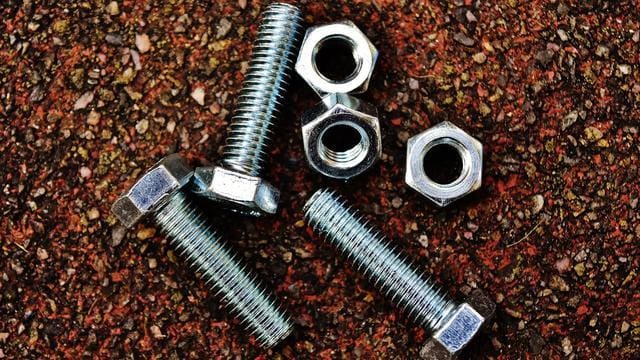 perbedaan antara baut dan mur