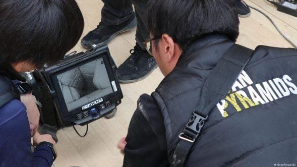 Para ilmuwan melihat layar tampilan film endoskopi di dalam piramida