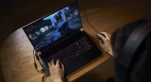 Ilustrasi Bermain Game di Laptop.
