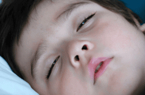 tidur dengan mata sedikit terbuka