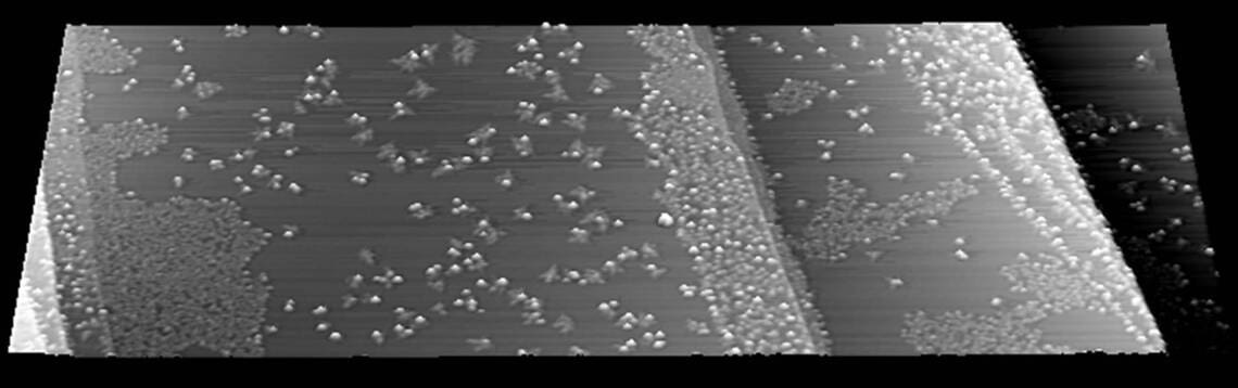 Citra mikroskopis permukaan material magnetik 2D yang ditumbuhkan dengan metode epitaksi sinar molekuler di laboratorium SPINTEC.